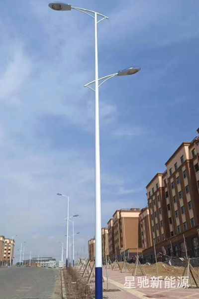 100瓦太陽(yáng)能路燈一套價(jià)格一般是多少