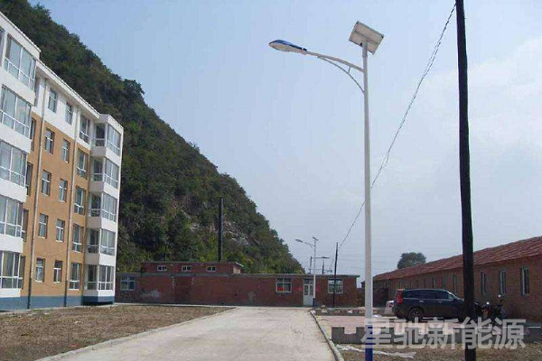 光伏發(fā)電路燈多少錢一個